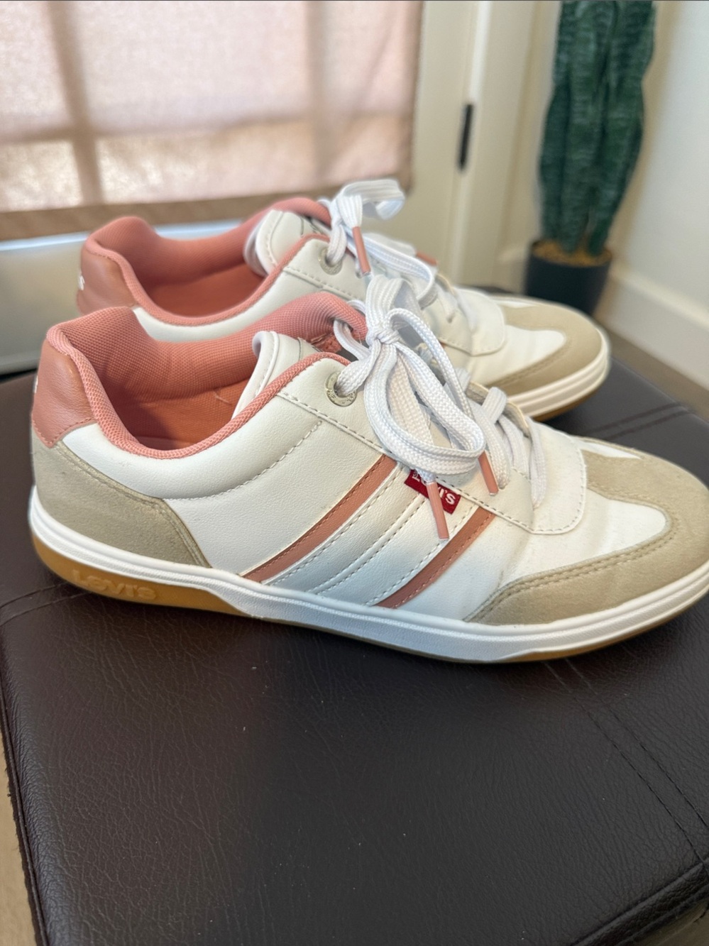 Levi's White and Dusty Pink Low-Top Casual Sneakers